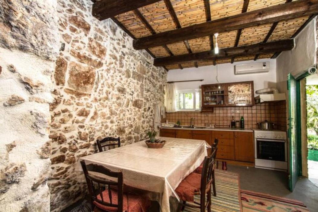Sofiana's Garden Retreat With Private Pool Apartment *